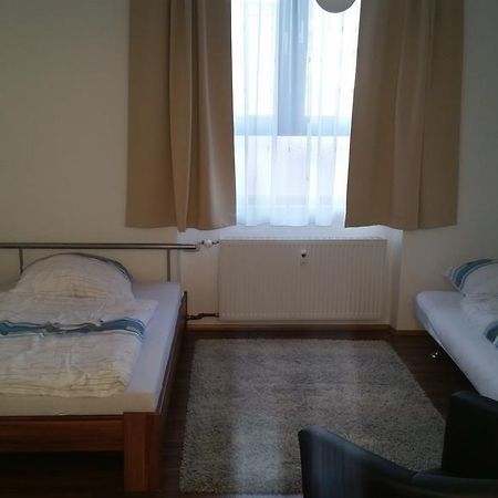 Ferienwohnung Fiwa Fewo-1 Und Fewo-2 Пирмазенс Стая снимка