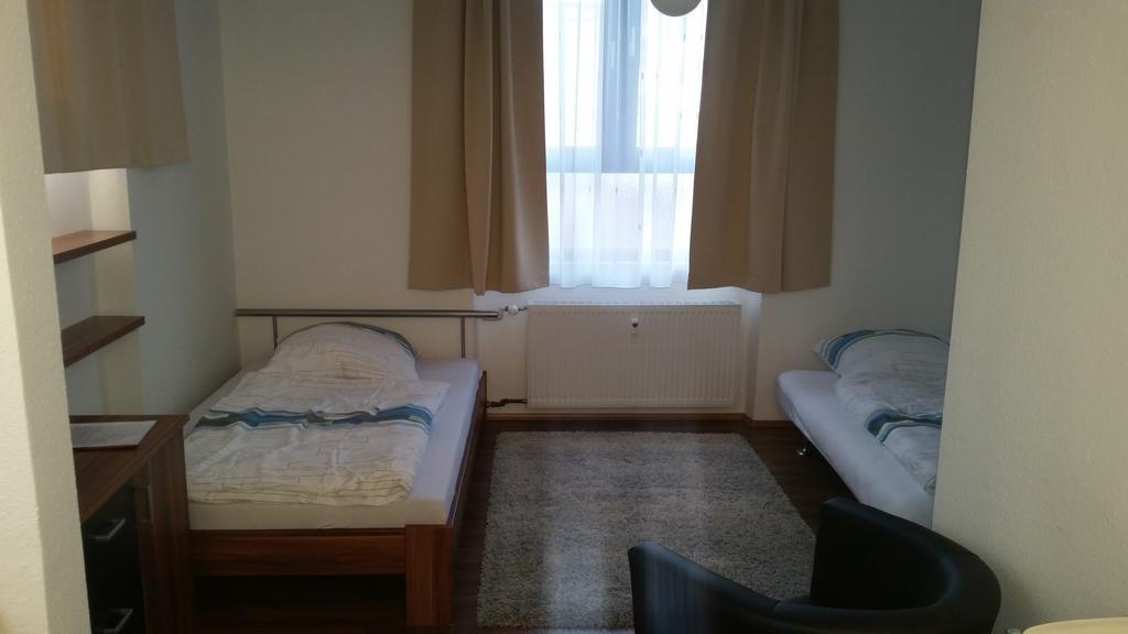 Ferienwohnung Fiwa Fewo-1 Und Fewo-2 Пирмазенс Стая снимка