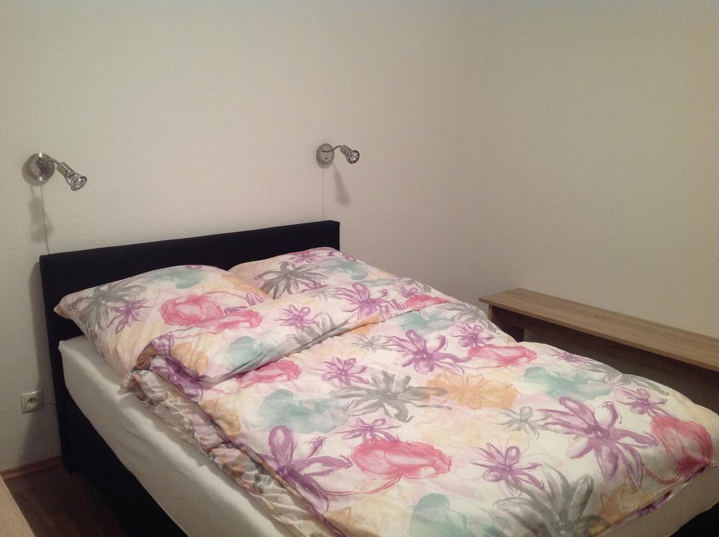 Ferienwohnung Fiwa Fewo-1 Und Fewo-2 Пирмазенс Стая снимка